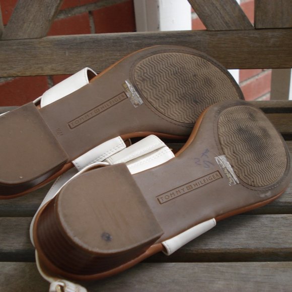 TOMMY HILFIGER WHITE SANDALS GOLD BUCKLE SIZE 10M - Picture 5 of 5